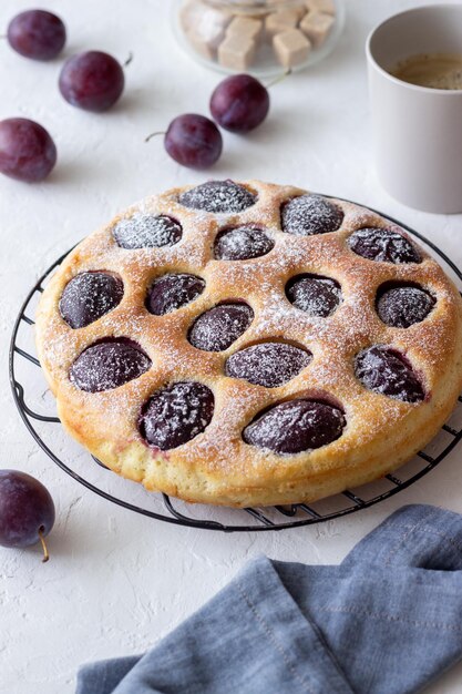 Pastel de ciruela sobre un fondo blanco. Horneando. Comida vegetariana.