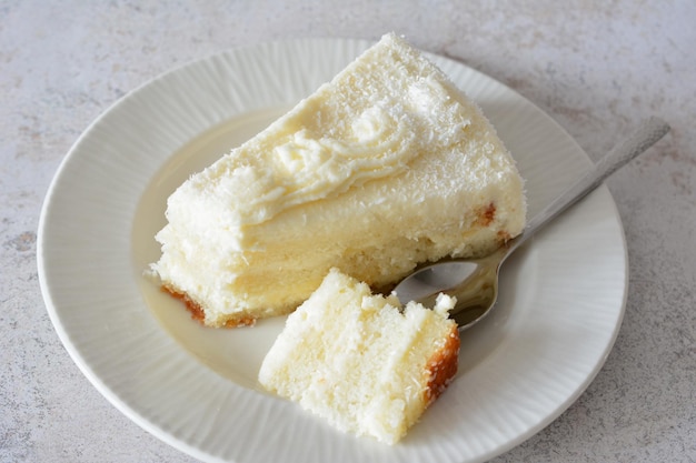 pastel de coco cremoso trozo de pastel con una cucharadita de cerca