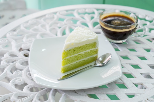 Pastel de coco Pandan en plato blanco