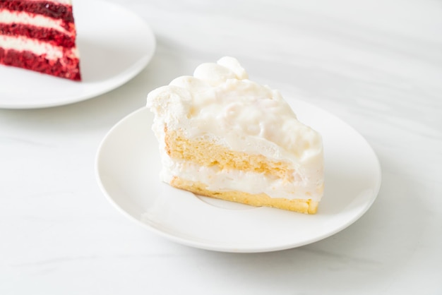 Pastel de coco en un plato blanco