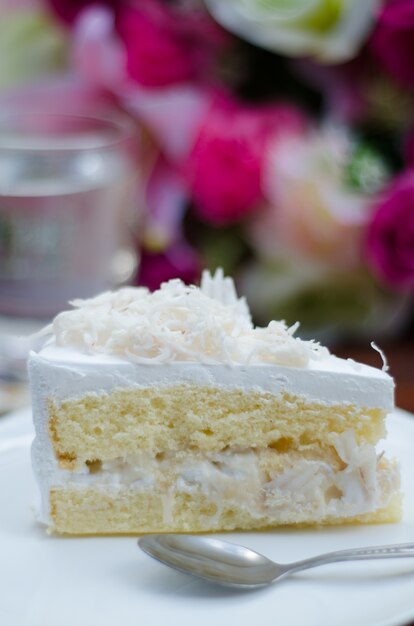 Foto pastel de coco en un plato blanco