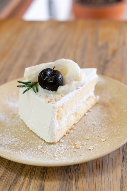 Pastel de coco en un plato en cafetería y restaurante.