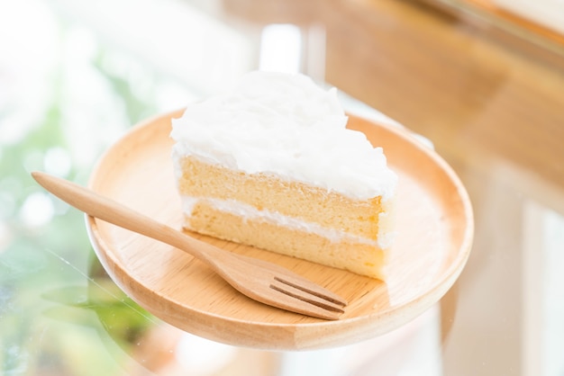 pastel de coco en un plato