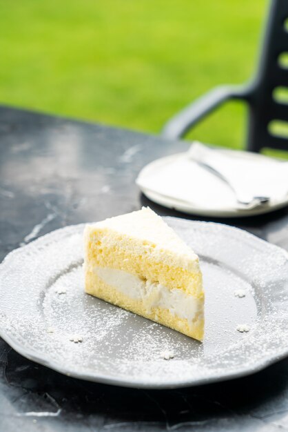 pastel de coco en un plato