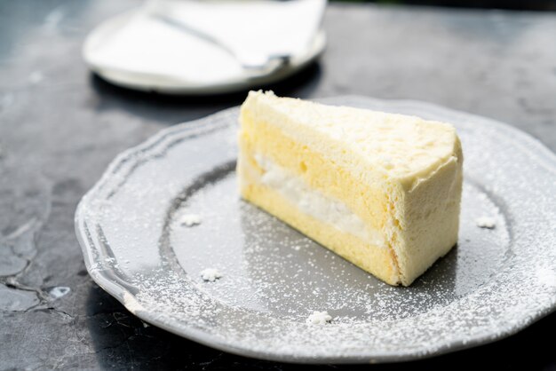 pastel de coco en un plato