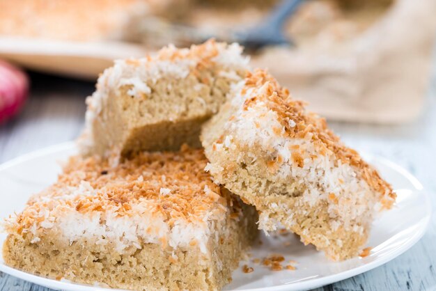 Pastel de coco recién horneado