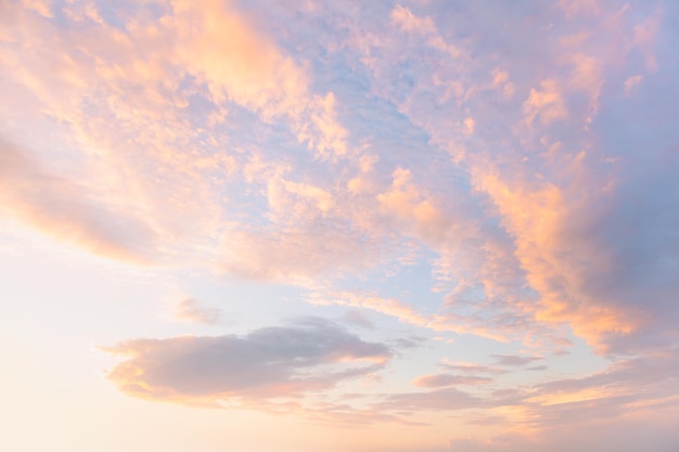 Pastel Colores suaves de Sunset Sunrise Sundown Sky con nubes coloridas