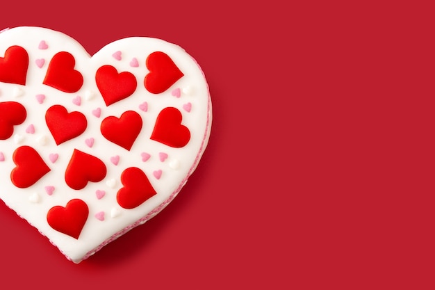 Pastel de corazón para San Valentín decorado con corazones de azúcar