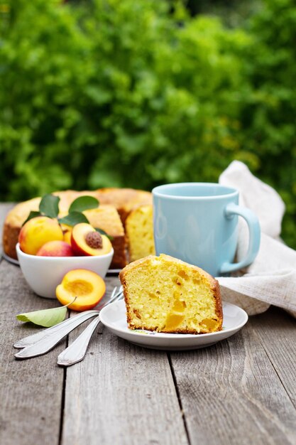 Pastel de crema agria con nectarinas