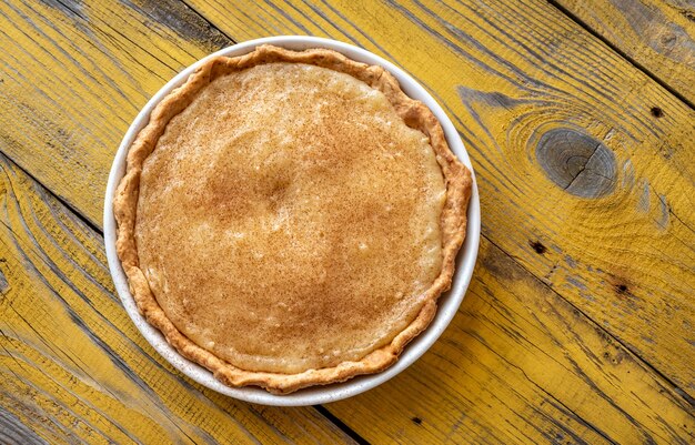 Pastel de crema de azúcar de Indiana en el fondo de madera