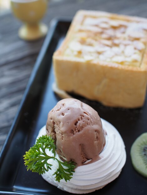 pastel de crema blanco