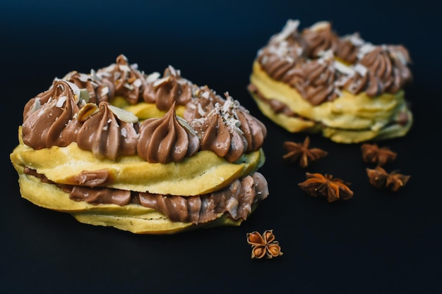 pastel con crema de café en el fondo negro