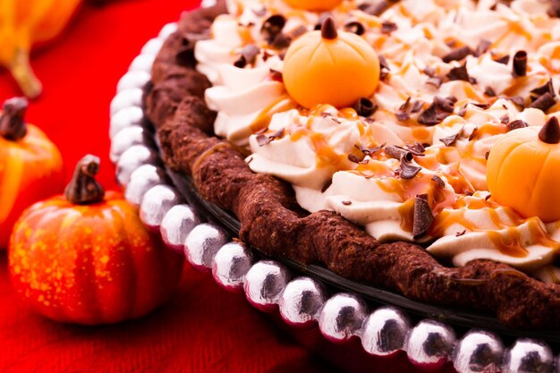 Pastel de crema de calabaza y caramelo salado con chocolate para el Día de Acción de Gracias.