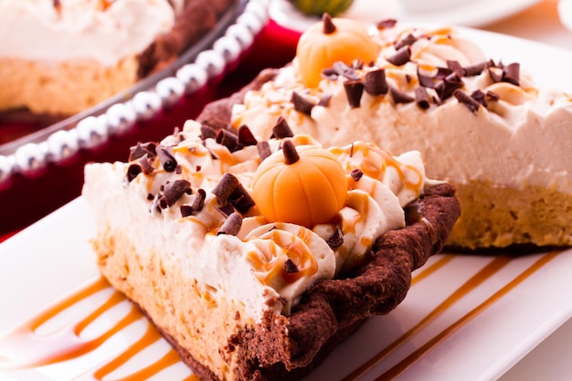 Pastel de crema de calabaza y caramelo salado con chocolate para el Día de Acción de Gracias.