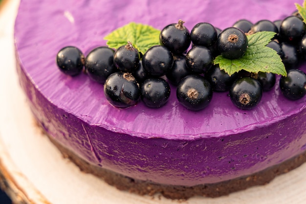 Pastel con crema morada y frutas