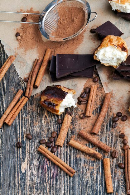 pastel de crema pastelera con crema, chocolate y otros dulces, canela, cacao, chocolate y otros dulces junto con pastel de crema pastelera