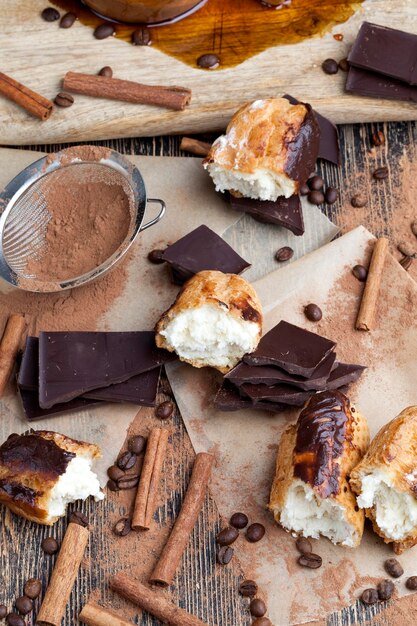 Pastel de crema pastelera con crema de chocolate y otros dulces