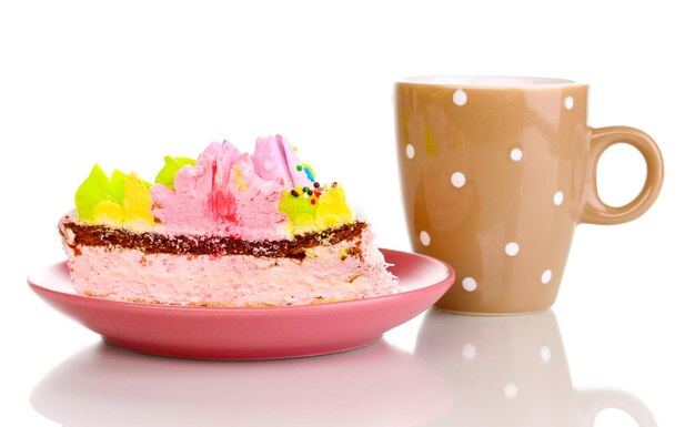 Foto pastel cremoso y taza aislado en blanco