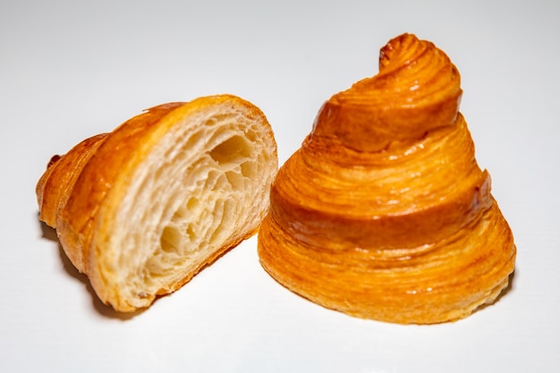 Un pastel con un croissant en él