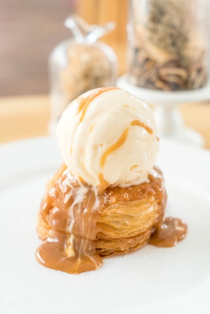 pastel crujiente con helado de vainilla y salsa de caramelo