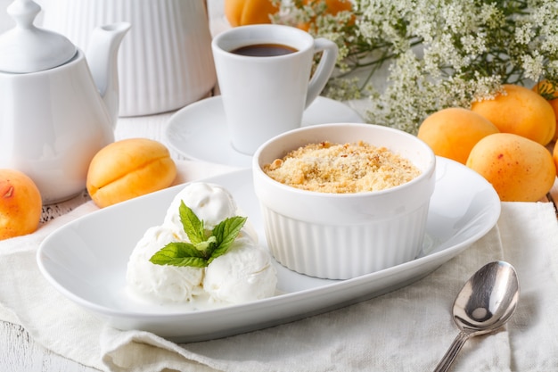 Pastel de crumble de frutas para un desayuno saludable