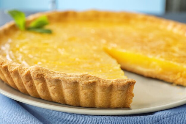 Pastel de cuajada de limón en un plato