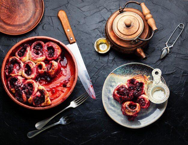 Pastel de cuajada con vista superior de cerezas