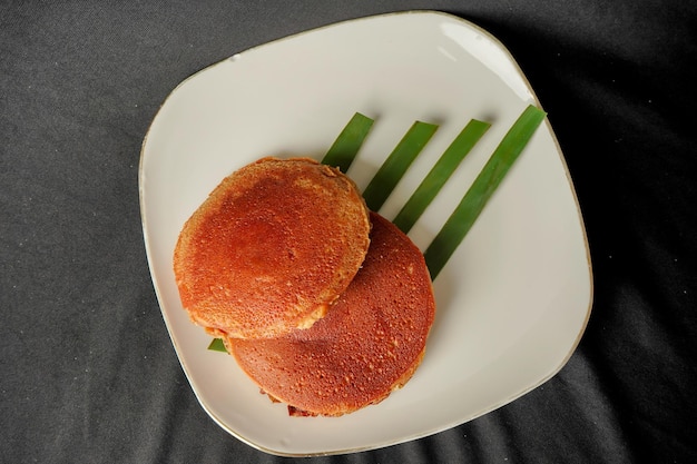 Pastel de cucur, un bocadillo tradicional de Betawi. Comida callejera de Indonesia.