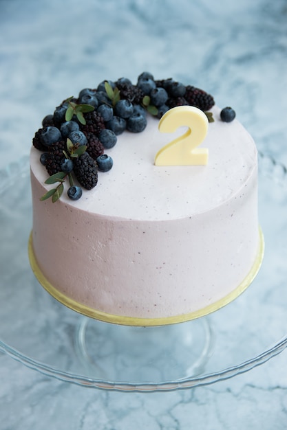 Pastel de cumpleaños de 2 años con decoración de bayas