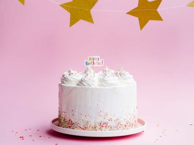 Foto pastel de cumpleaños blanco y estrellas doradas