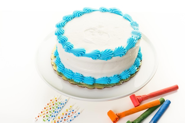 Pastel de cumpleaños blanco simple con glaseado blanco y azul.