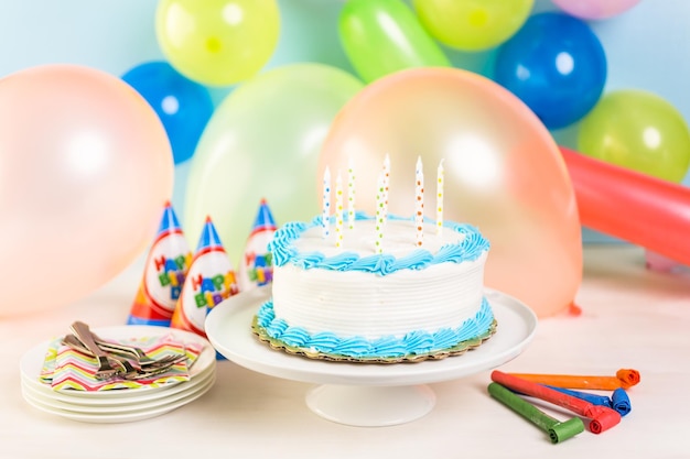 Pastel de cumpleaños blanco simple con velas de la torta.