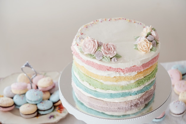 Pastel de cumpleaños en capas de colores capas de macarrones y macarrones