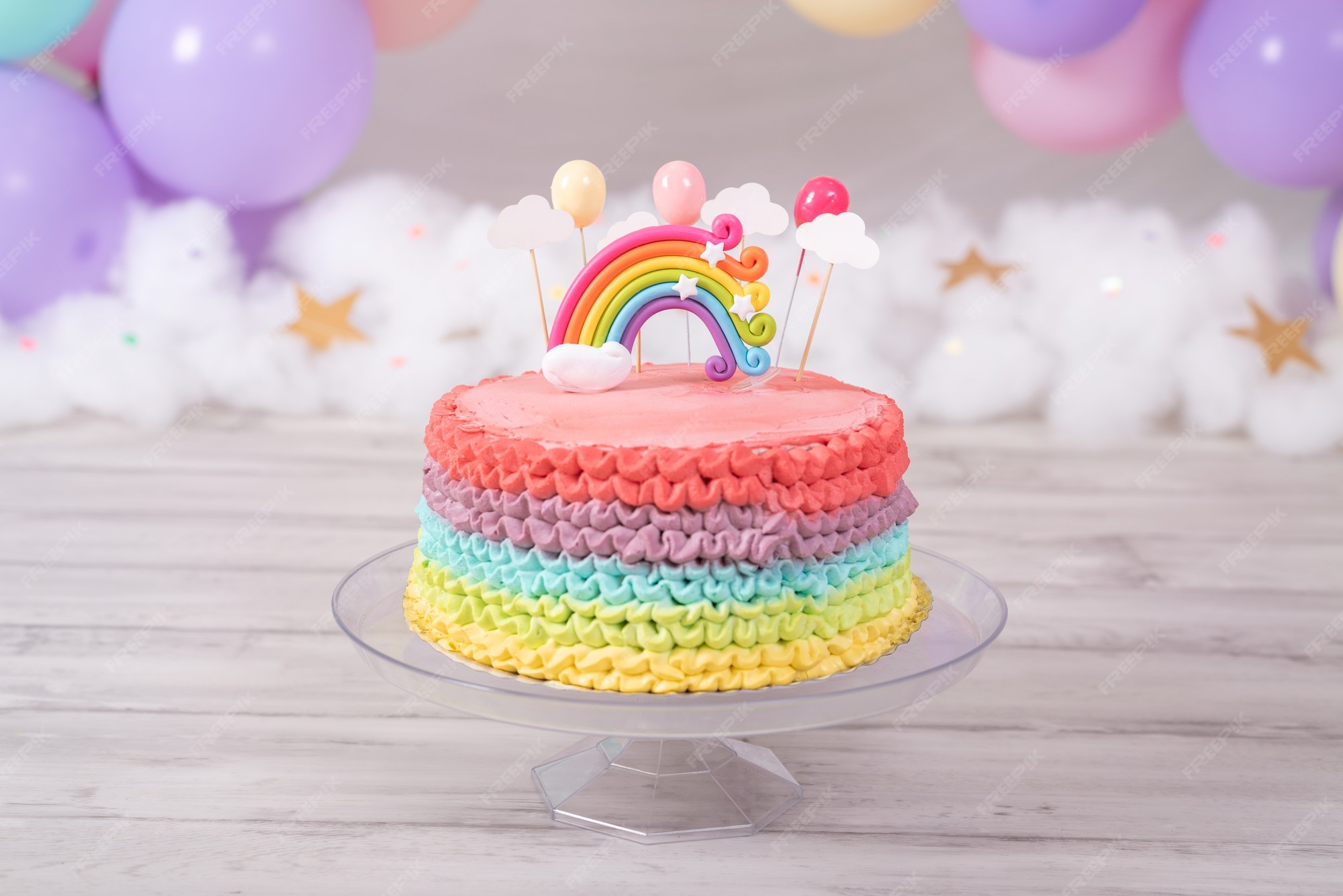 Pastel De Cumpleanos Colorido Pastel Arcoiris Con Globos De Colores Pastel Celebracion De Cumpleanos Foto Premium