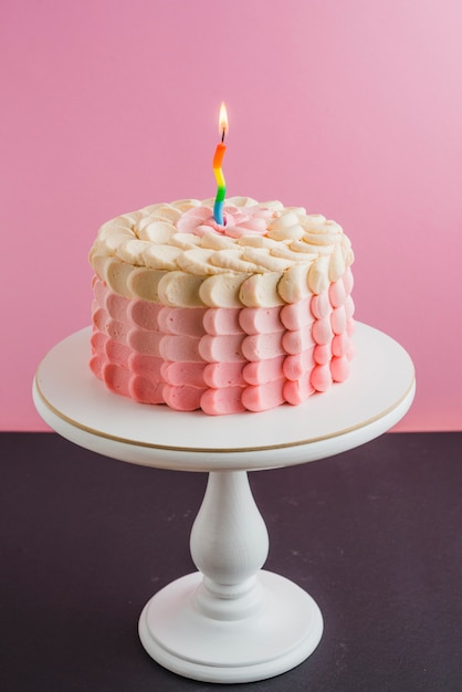 Pastel de cumpleaños decorativo en cakestand