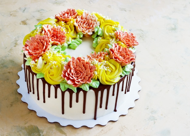 Pastel de cumpleaños con flores rosa en blanco