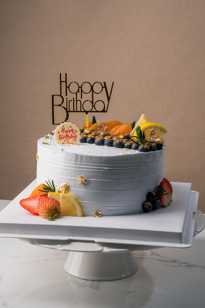 Pastel de cumpleaños con flowermacarons y chocolate comida aniversario concepto cubierta banner backgroundx9xA