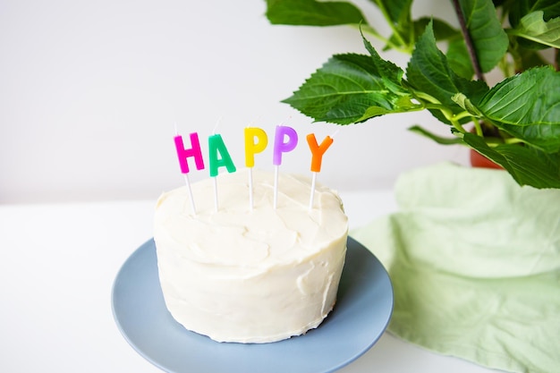 Pastel de cumpleaños en una galleta cremosa la inscripción felicidad Concepto de vacaciones y cumpleaños sorpresa