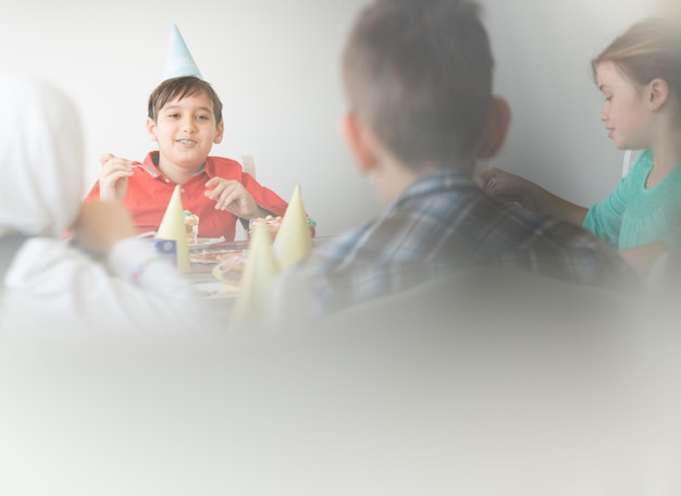 Foto pastel de cumpleaños niños alegría en su casa