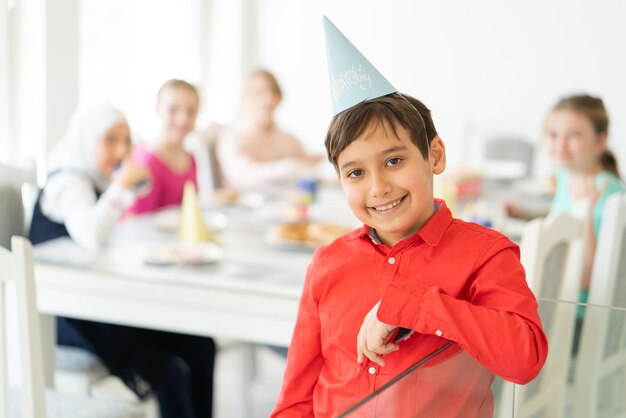 Foto pastel de cumpleaños niños alegría en su casa