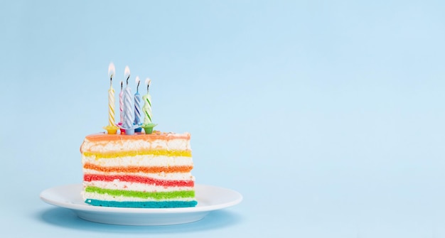 Pastel de cumpleaños o vacaciones con velas encendidas en un azul