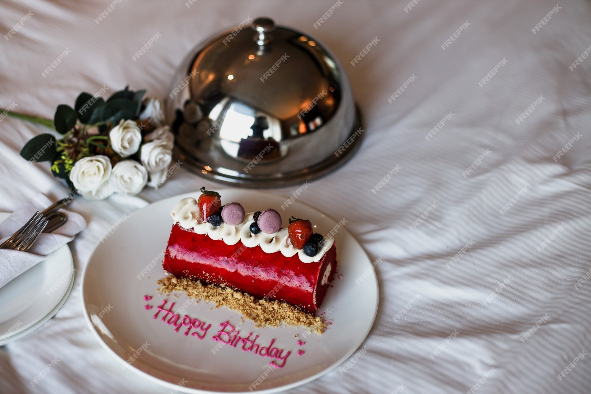 Pulido El camarero Remontarse Pastel de cumpleaños romántico con rosa blanca en la cama | Foto Premium