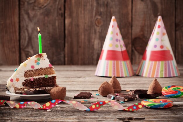 Pastel de cumpleaños en superficie de madera