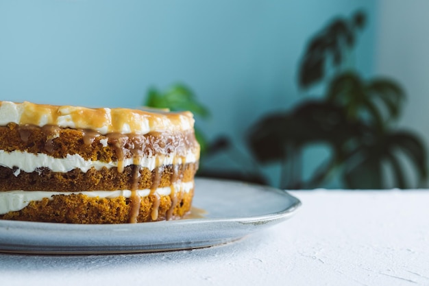 Pastel de cumpleaños de tres niveles con crema Espacio de copia