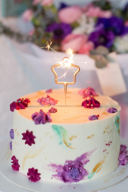 Pastel de cumpleaños con velas de bengalas de estrellas