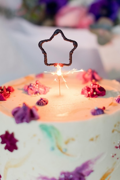 Pastel de cumpleaños con velas de bengalas de estrellas