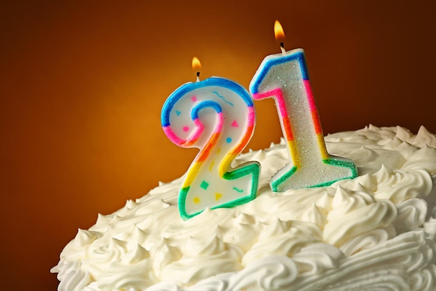Pastel de cumpleaños con velas en el fondo de color