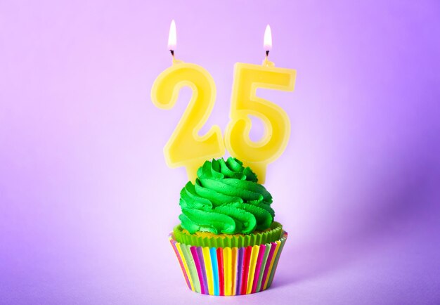 pastel de cumpleaños con velas en un fondo de color