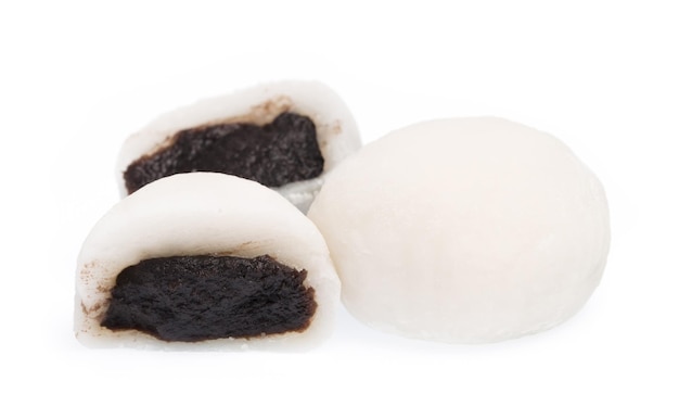 Pastel de Daifuku aislado sobre fondo blanco.