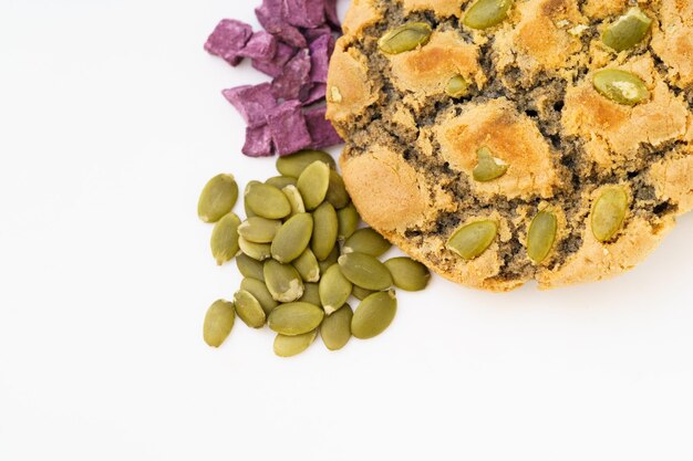 Pastel de abóbora chinesa especial e bolo de batata doce roxo em fundo branco